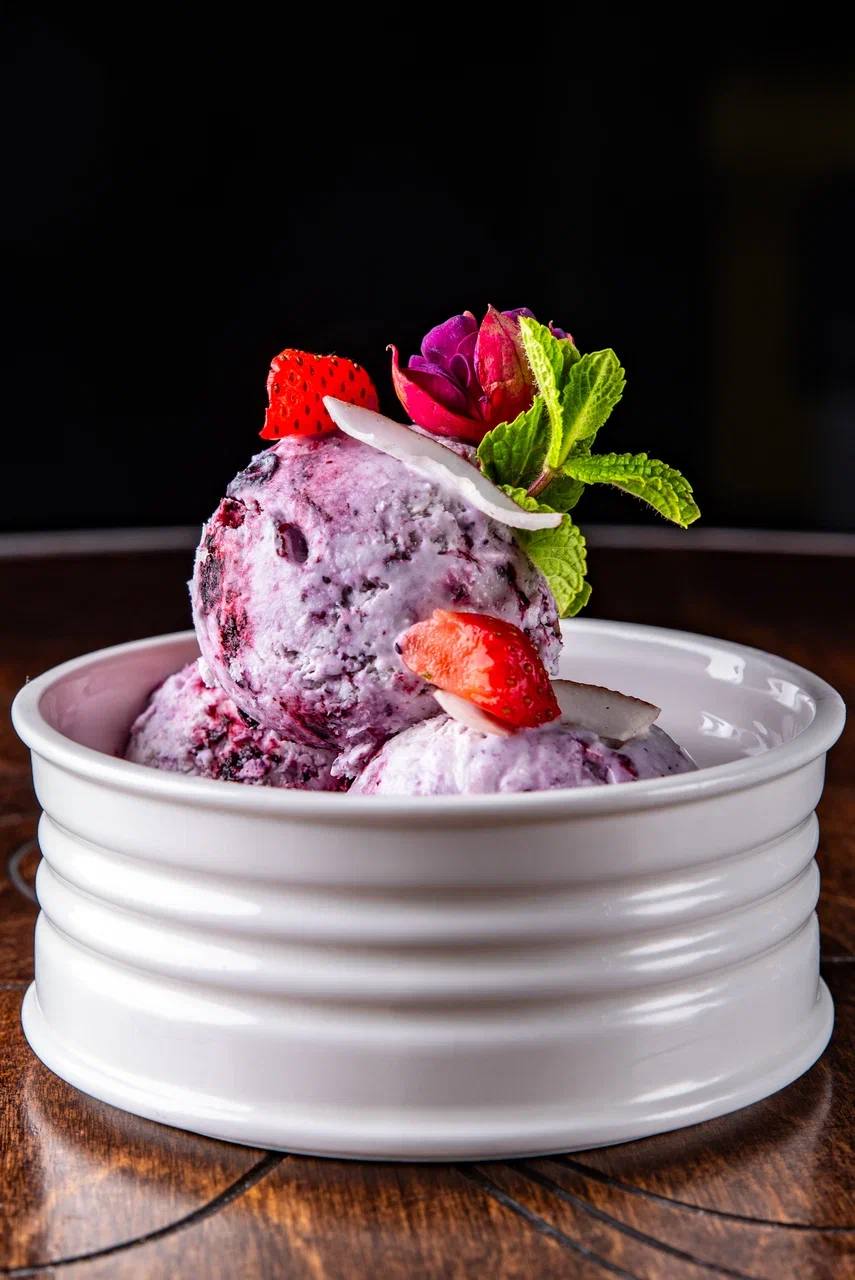 Blueberry-coconut ice cream with fresh berries<br>185gr.