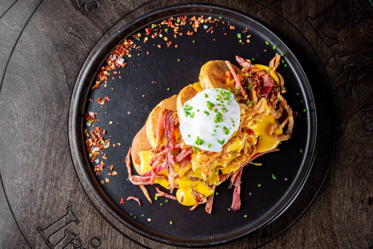 Pancakes with bacon and cheese sauce<br>416 гр.