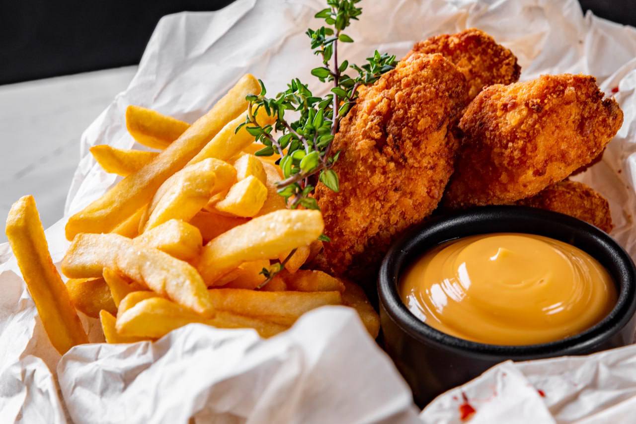 Chicken nuggets with French fries and sauce <br>430 гр.