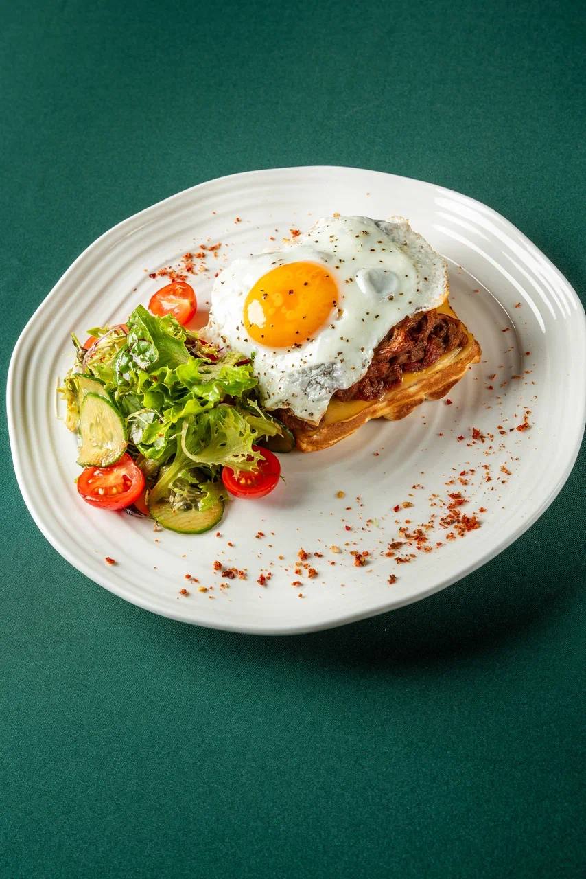 Вафля с копченой говяжьей грудинкой и яйцом<br>380 гр.