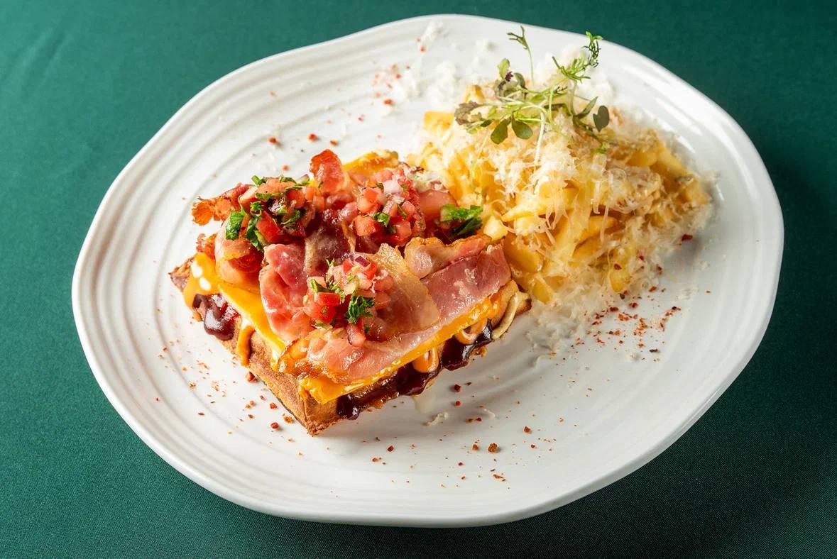 Вафля с беконом и картофелем фри<br>260 гр.