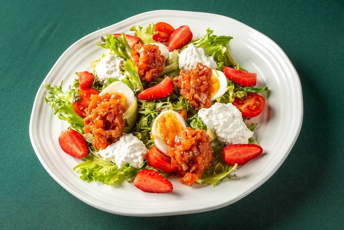 Салат с тар-таром из форели и клубникой<br>290 гр.