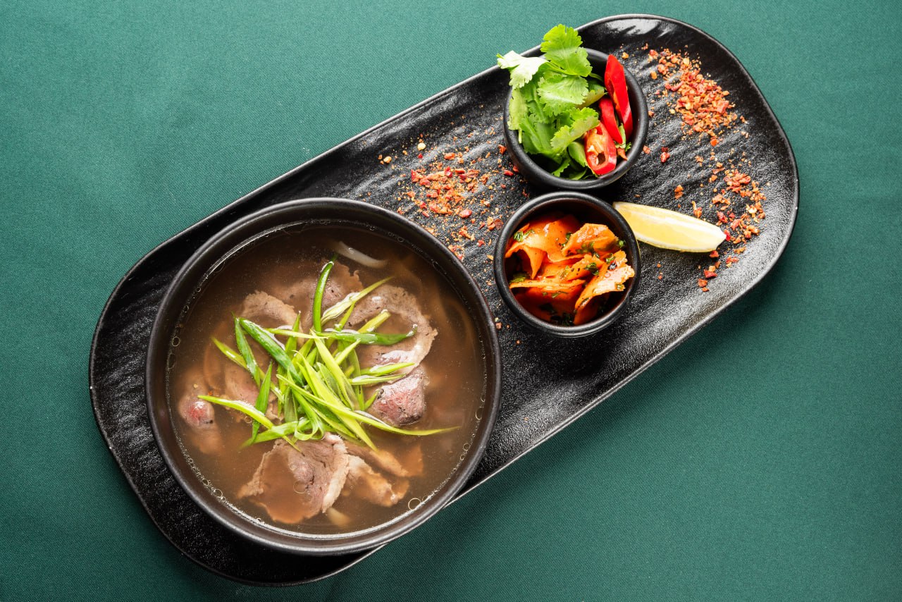 Бульон с говядиной, рисовой лапшой и зеленью<br>530 гр.<br>