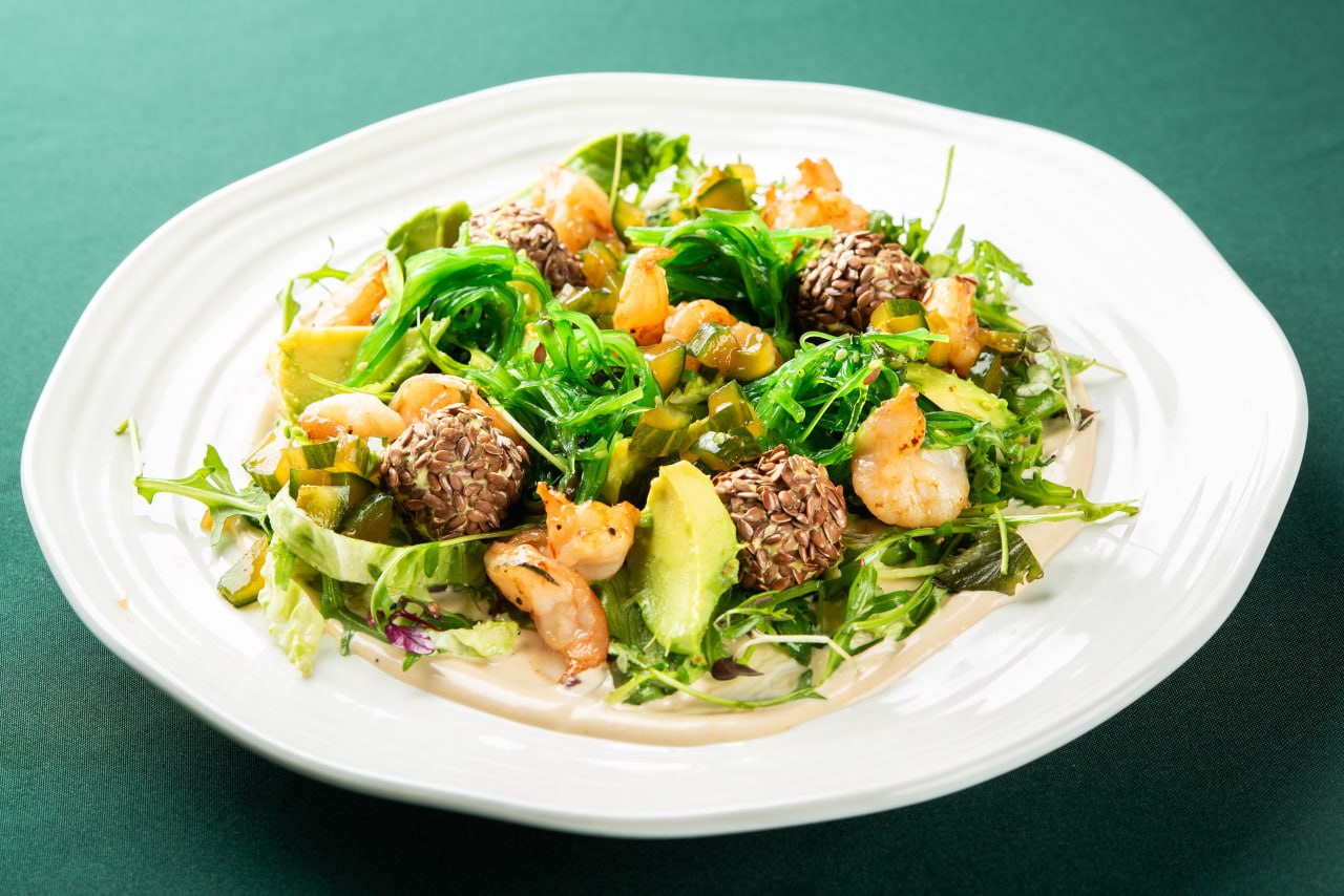 Зеленый салат с авокадо и креветками<br>310 гр.<br>