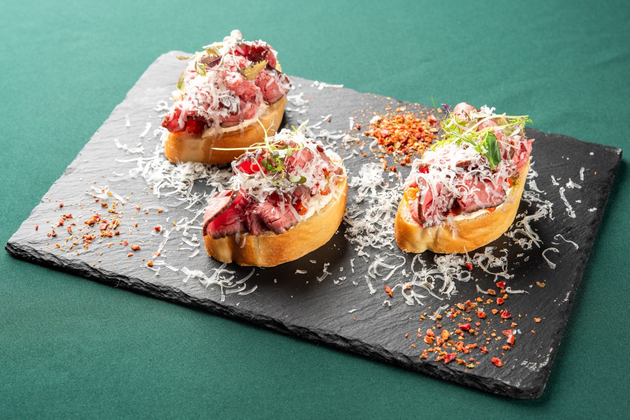 Брускетты с ростбифом и печеным перцем<br>240 гр.<br>