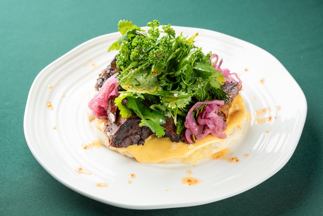 Сырная лепешка с говяжьим ребром и салатом из зелени<br>410 гр.<br>