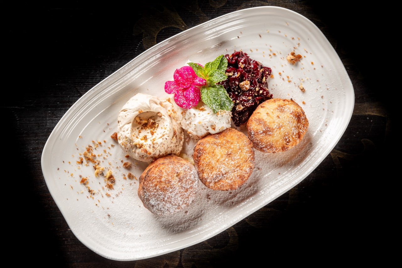 Творожные сырники с конфи из вишни и кофейным кремом<br>300 гр.