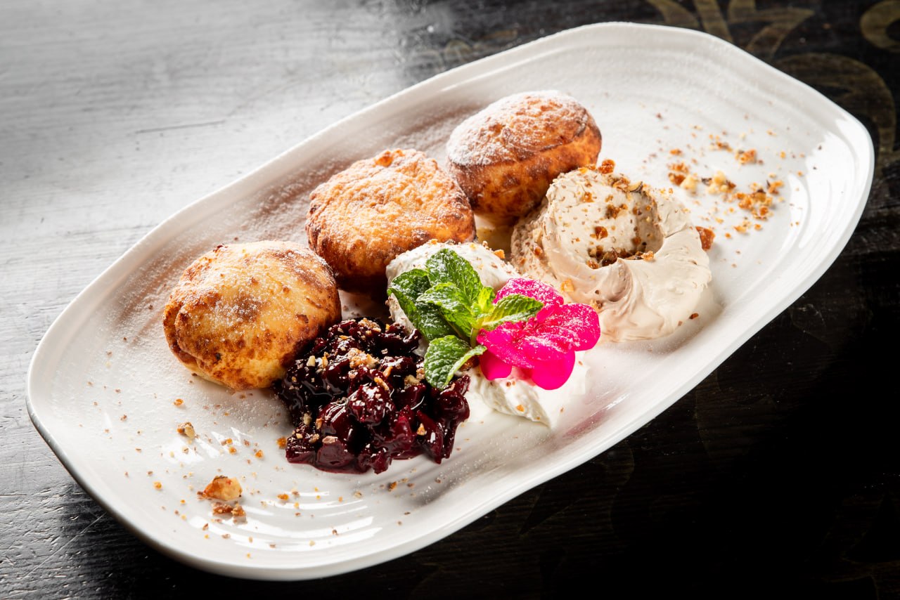 Curd cheese pancakes with cherry confit and coffee cream<br> 300 g.<br>